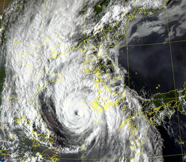 26일 오후 천리안 2A 위성이 찍은 제8호 태풍 '바비'의 모습. 연합뉴스