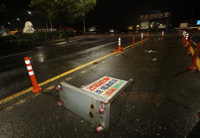 제8호 태풍 '바비'가 서해안을 따라 북상하는 27일 새벽 충남 보령시 대천항 인근 한 도로에 간판이 누워있다. 보령=연합뉴스