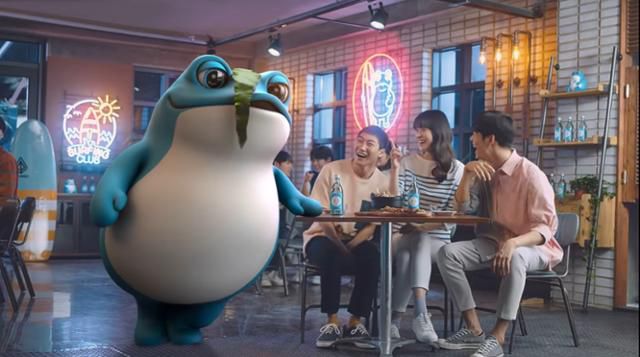 하이트진로의 소주 상품 진로 TV 광고에 등장하는 두꺼비. 뚜껍, 뚜껍이란 말만 반복하는 어뚱한 캐릭터로 소비자들한테 인기를 끌면서 슬리퍼 등 다양한 파생 상품이 완판되기도 했다. 하이트진로 유튜브 캡처