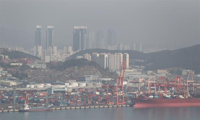 오늘날 부산 영도에서 바라본 부산항 일대. 한국일보 자료사진