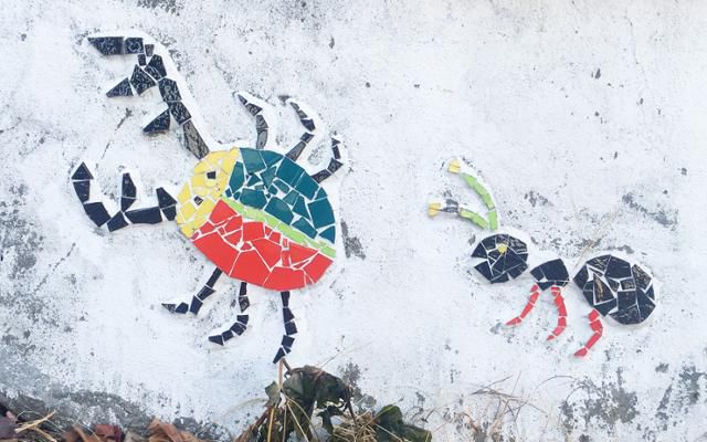 광명의 한 마을에 그려진 모자이크 벽화. 페인트 벽화에 비해 내구성이 좋다. 김시덕 제공