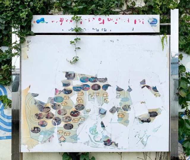 절반 이상 뜯겨 나간 안동네 벽화마을 안내판. 김시덕 제공