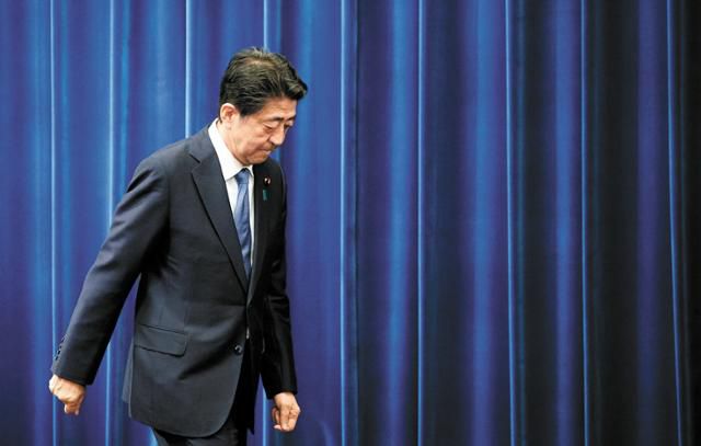 아베 신조 일본 총리가 28일 도쿄 관저에서 열린 기자회견에서 지병인 궤양성 대장염 재발을 이유로 사의를 표명한 뒤 퇴장하고 있다. 도쿄=AP 연합뉴스