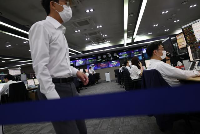 31일 오전 서울 중구 하나은행 딜링룸에서 딜러들이 업무를 보고 있다. 연합뉴스