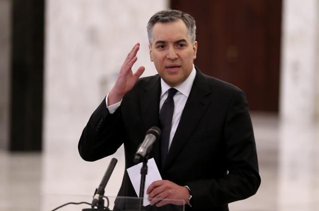 31일 레바논 베이루트 동부 대통령궁에서 무스타파 아디브 신임 총리가 미셸 아운 레바논 대통령과 나비 베리 레바논 의회 의장을 만난 뒤 연설하고 있다. 베이루트=EPA 연합뉴스