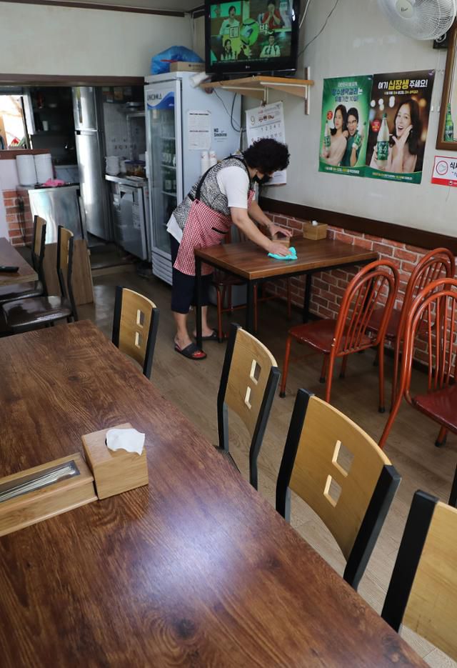 1일 오후 서울 성북구 한 식당이 손님이 없어 텅 비어 있다. 뉴스1