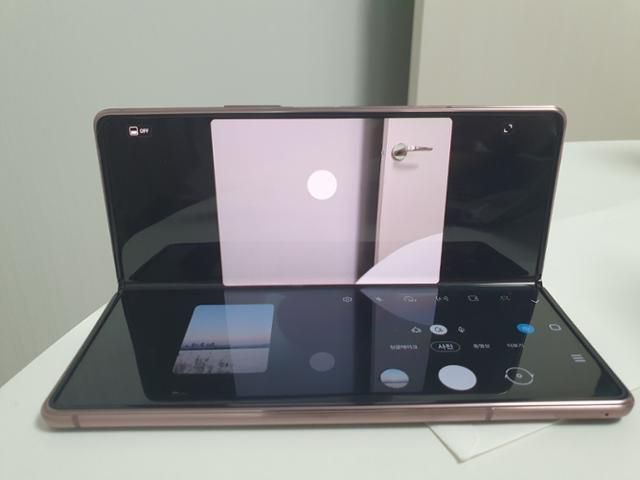 갤럭시Z폴드2에서 카메라 앱을 켜고 화면을 접으면 상단에는 카메라 화면이, 하단에는 이를 제어하는 화면이 뜬다. 안하늘 기자