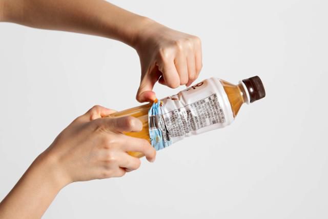 절취선이 없어 떼어내기 힘든 페트 소재의 라벨지. 맨손으로 제거하는 것이 거의 불가능하다.