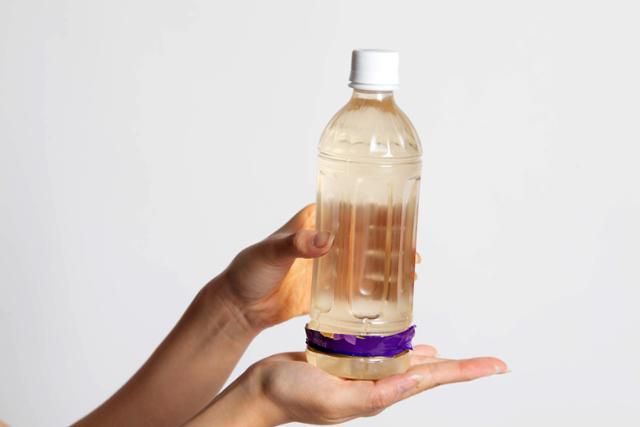 가위나 칼 없이 깔끔하게 제거되지 않는 '페트' 라벨지. 힘으로 조금씩 밀어내거나 갈기 갈기 찢어내야 한다.