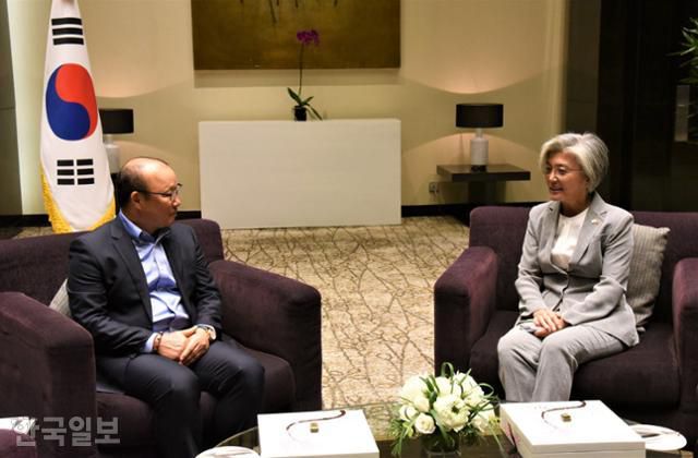 강경화(오른쪽) 외교부 장관과 박항서 베트남 축구 국가대표팀 감독이 18일 하노이 메리어트 호텔에서 환담하고 있다. 하노이=정재호 특파원