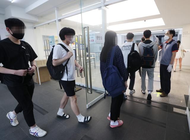 올해 대학수학능력시험(수능) 전 마지막 한국교육과정평가원 주관 모의평가가 치러진 16일 오전 서울 동작구 노량진 대성학원에서 수험생들이 체온 측정을 하고 있다.연합뉴스