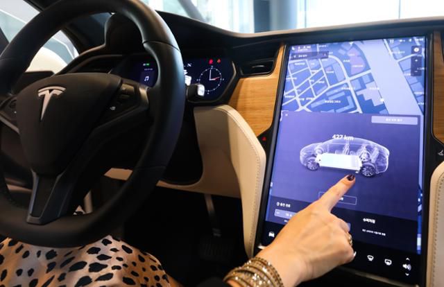 23일 서울 청담동의 테슬라 매장에서 직원이 차량의 배터리 상태를 체크하는 모습. 뉴스1