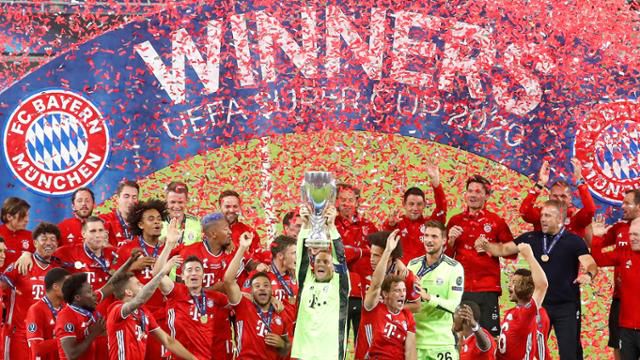 독일 프로축구 바이에른 뮌헨의 골키퍼 마누엘 노이어가 25일 헝가리 부다페스트의 푸스카스 아레나에서 열린 2020 UEFA 슈퍼컵 경기에서 스페인의 세비야를 꺾고 우승해 슈퍼컵을 들어 올리며 동료들과 함께 기뻐하고 있다. 부다페스트=AP 뉴시스