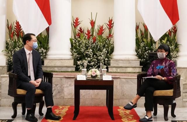 김건(왼쪽) 외교부 차관보가 28일 레트노 마르수디 인도네시아 외교부 장관과 면담하고 있다. 인도네시아 주재 한국대사관 제공