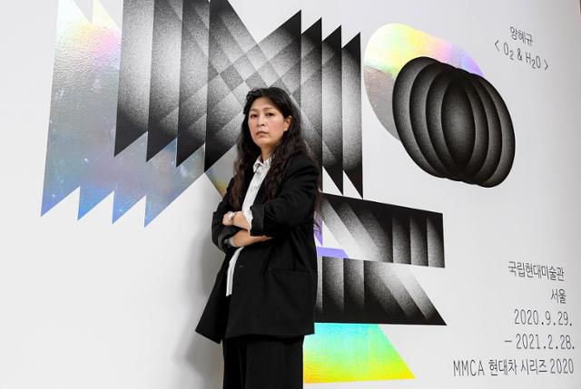 세계적인 설치미술가 양혜규는 '아시아 대표 여성 작가'라고 불리는 순간 오히려 아시아 여성 작가로서 가진 힘이 축소되고 제한되고, 생명을 얻지 못하기 때문에 그렇게 불리고 싶지 않다고 말했다. 국립현대미술관 제공