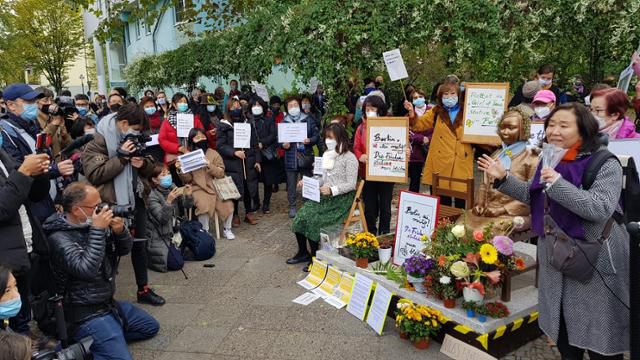 13일 독일 수도 베를린에서 시민들이 거리에 설치된 '평화의 소녀상' 앞에서 당국의 철거 명령에 항의하는 시위를 벌이고 있다. 베를린=연합뉴스