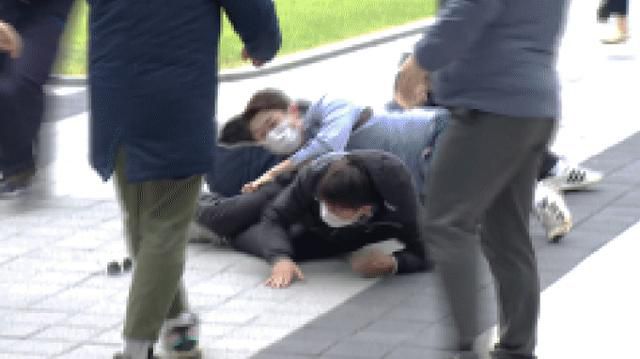 14일 경기 수원시 수원지방법원 앞에서 신천지 신도들과 피해자 측이 방청권을 얻기 위해 경쟁하다 뒤엉켜 넘어지고 있다. CBS 노컷뉴스 제공