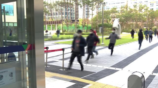 14일 경기 수원시 수원지방법원 앞에서 신천지 신도들이 이만희 총회장 재판의 방청권을 얻기 위해 달려와 줄을 서고 있다. CBS 노컷뉴스 제공