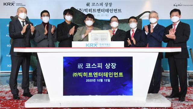 빅히트엔터테인먼트 코스피 상장 첫날인 15일 서울 여의도 한국거래소 1층 로비에서 빅히트의 상장 기념식이 열리고 있다. 박태진(왼쪽부터) 제이피모간 서울지점 대표이사, 박지원 빅히트 엔터테인먼트 HQ CEO, 윤석준 빅히트 엔터테인먼트 Global CEO, 방시혁 빅히트 엔터테인먼트 의장, 정지원 한국거래소 이사장, 임재준 한국거래소 유가증권시장본부장, 정영채 NH투자증권 대표이사, 라성채 한국거래소 유가증권시장본부장보. 한국일보 자료사진
