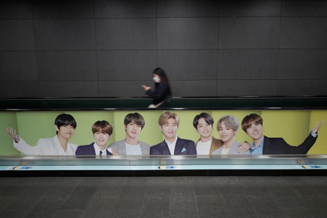 BTS의 포스터가 붙은 서울 지하철역의 무빙워크. AP 연합뉴스