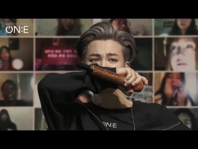 '방탄소년단'(BTS)이 10일 오후 펼친 두 번째 온라인 콘서트 '맵 오브 더 솔 원(MAP OF THE SOUL ONE)'에서 멤버 지민이 팬덤 아미에게 이야기를 하던 도중 눈시울을 붉히고 있다. 빅히트 엔터테인먼트 제공
