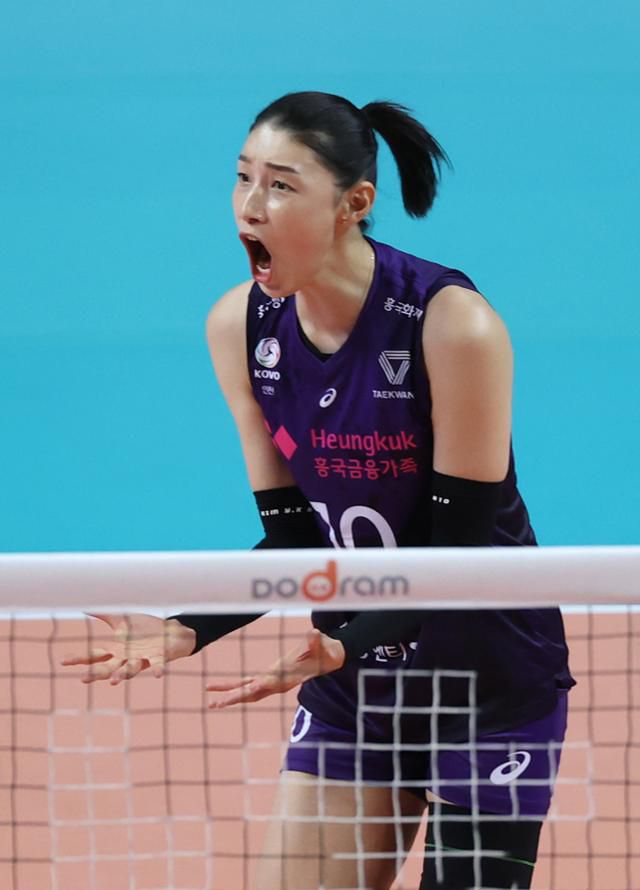 김연경이 21일 서울 장충체육관에서 열린 도드람 2020~21 V리그 배구 여자부 흥국생명과 GS칼텍스의 경기에서 득점한 뒤 포효하고 있다. 연합뉴스
