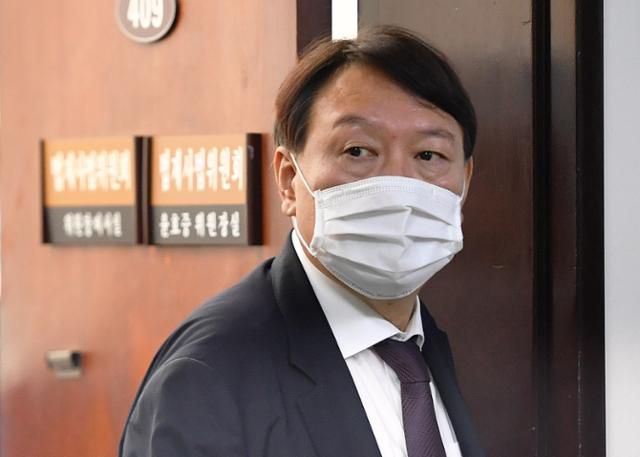 윤석열 검찰총장이 22일 국회에서 열린 법제사법위원회의 대검찰청에 대한 국정감사에 출석하기 전 윤호중 법사위원장과 면담을 마친 뒤 나오고 있다. 뉴스1