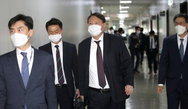 윤석열 검찰총장이 22일 국회에서 열린 법제사법위원회의 대검찰청에 대한 국정감사가 잠시 중지된 후 국감장을 나서고 있다. 뉴스1