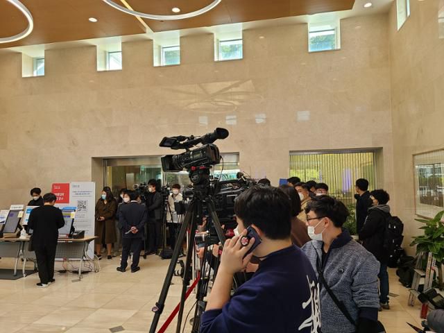 25일 이건희 삼성전자 회장의 빈소가 준비되고 있는 서울 강남구 삼성서울병원 장례식장 1층에 모인 취재진. 곽주현 기자