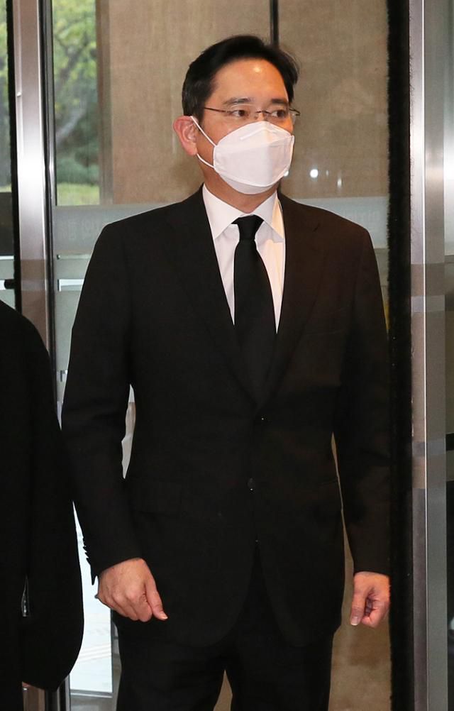 이재용 삼성전자 부회장이 25일 오후 이건희 삼성그룹 회장의 빈소가 마련된 서울 강남구 삼성서울병원 장례식장으로 들어서고 있다. 연합뉴스