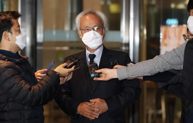 문성현 경제사회노동위원회 위원장이 27일 고 이건희 삼성그룹 회장의 빈소가 마련된 서울 강남구 삼성서울병원 장례식장에서 조문을 마친 뒤 취재진의 질문에 답하고 있다. 연합뉴스