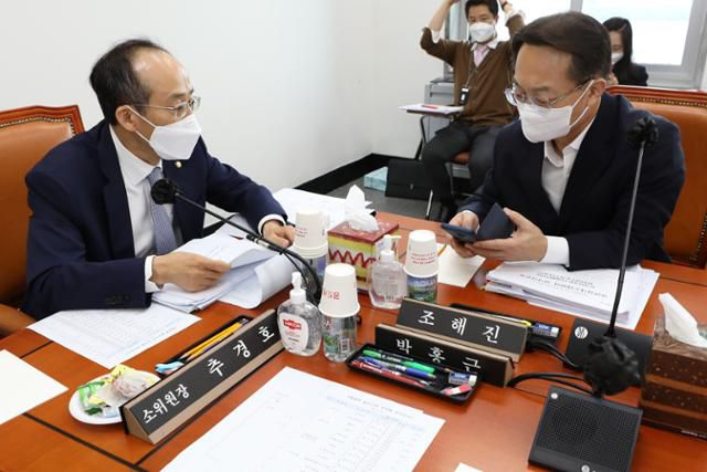 추경호(왼쪽) 예결특위 결산심사소위원장과 조해진 국민의힘 예결위 간사가 지난달 8일 국회에서 열린 국회 예산결산특별위원회 결산심사소위원회 회의에 앞서 이야기를 나누고 있다. 연합뉴스
