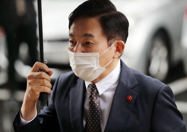 공직선거법 위반 혐의로 기소된 원희룡 제주지사가 첫 공판이 진행된 21일 오후 제주지방법원에서 취재진 질문에 답하고 있다. 뉴스1