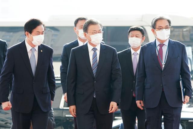 문재인 대통령이 28일 국회 본회의장에서 2021년도 예산안 시정연설을 하기 위해 국회에 들어서고 있다. 왕태석 선임 기자