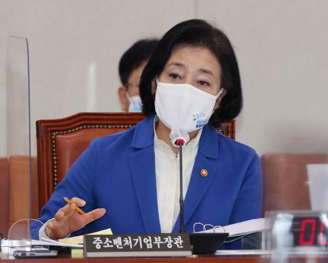 박영선 중소벤처기업부 장관이 지난달 29일 국회에서 열린 산업통상자원중소벤처기업위원회 전체회의에서 의원질의에 답하고 있다. 뉴시스