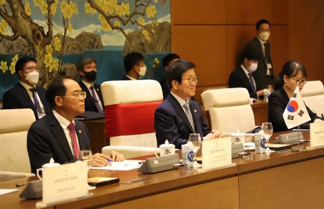 박병석 국회의장(앞줄 가운데)이 2일 베트남 국회를 공식 방문해 환영사를 듣고 있다. 박 의장의 왼쪽은 박노완 주베트남 한국 대사. 하노이=정재호 특파원