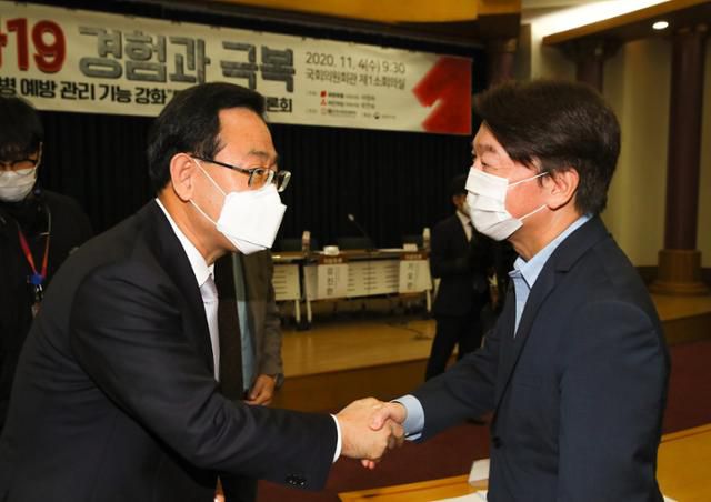 주호영(왼쪽) 국민의힘 원내대표와 안철수 국민의당 대표가 4일 국회 의원회관에서 '코로나19 경험과 극복' 정책 토론회에서 인사하고 있다. 오대근 기자