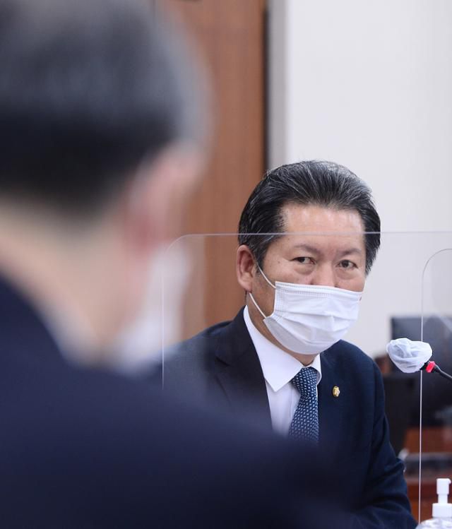 4일 오후 서울 여의도 국회에서 열린 교육위원회 청원심사소위원회에서 정청래 더불어민주당 의원이 박백범 교육부 차관에게 질의를 하고 있다. 오대근 기자