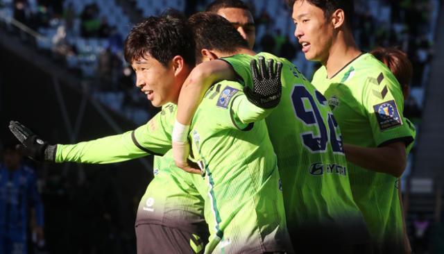 전북 이승기가 8일 전주월드컵경기장에서 열린 2020 하나은행 FA컵 결승 2차전에서 동점골을 넣은 뒤 기뻐하고 있다. 전주=연합뉴스