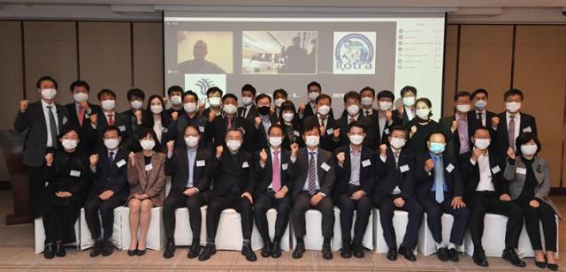 12일 서울 중구 웨스틴조선호텔에서 열린 ‘제3회 한-인도네시아경영학회 경영포럼’ 후 참석자들이 기념촬영을 하고 있다. 참가자들 뒤편 스크린 왼쪽에는 인도네시아 현지에서 화상회의를 통해 이날 강연자로 나선 인도네시아 투자청의 알마 카르마 국장. 배우한 기자