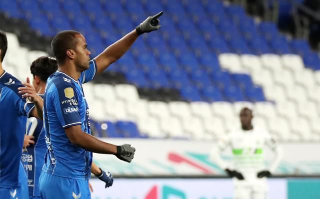 울산 주니오가 4일 오후 울산문수축구경기장에서 열린 2020 하나은행 FA컵 결승 1차전 전북전에서 동점골을 넣고 기뻐하고 있다. 울산=뉴스1