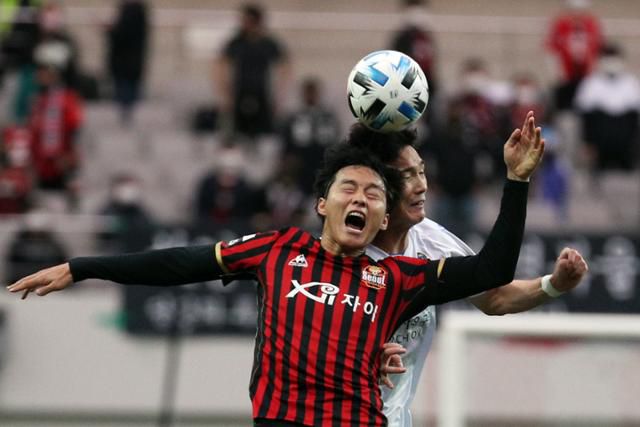 31일 오후 서울 마포구 상암동 서울월드컵경기장에서 열린 프로축구 하나원큐 K리그 2020 FC서울과 인천 유나이티드와의 경기에서 서울 윤주태와 인천 오반석이 헤딩 경합을 하고 있다. 뉴스1