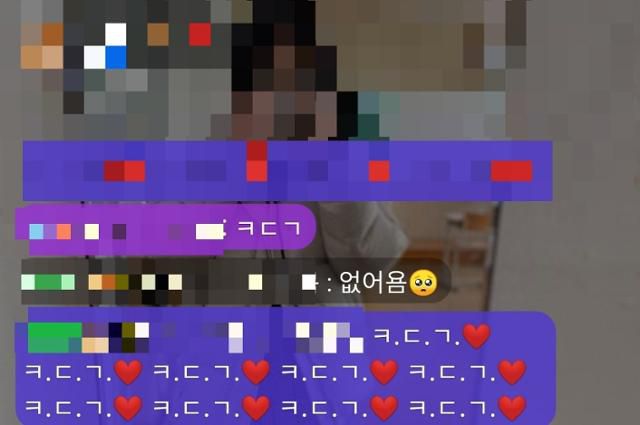 하쿠나라이브의 한 '콜팅방'에 교복 차림의 미성년자 여성 게스트가 등장하자 성인 남성 시청자 등이 소개팅 상대로 선점해달라는 의미의 콜대기(ㅋㄷㄱ)를 연발하고 있다. 하쿠나라이브 캡처