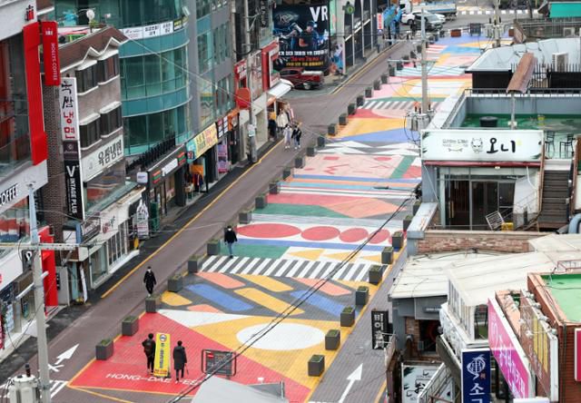 국내 신종 코로나바이러스 감염증(코로나19) 신규 확진자가 닷새째 300명대를 기록한 가운데 22일 서울 마포구 홍대 거리가 한산한 모습이다. 뉴스1