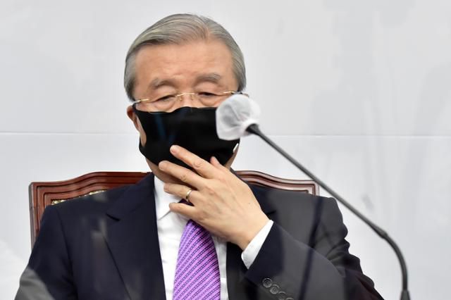 김종인 국민의힘 비대위원장이 23일 국회에서 열린 비상대책위원회의에 참석, 발언 후 마스크를 고쳐쓰고 있다. 오대근 기자