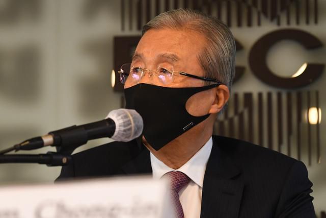 김종인 국민의힘 비상대책위원장이 24일 서울 중구 한국프레스센터에서 열린 서울외신기자클럽 초청 간담회에 참석해 모두발언을 하고 있다. 국회사진기자단