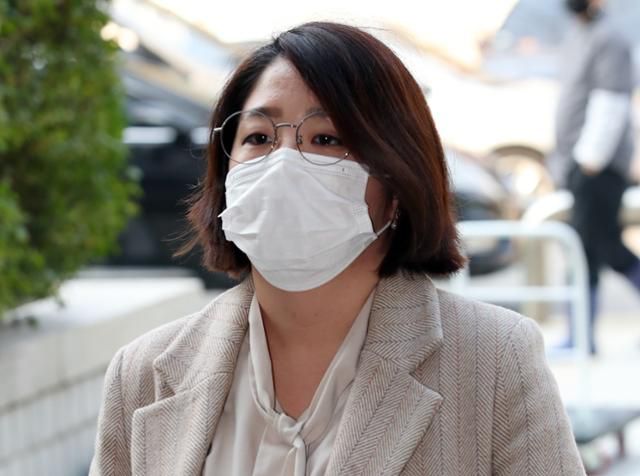 세월호 등과 관련한 불법 시위를 주최하거나 참여한 혐의로 기소된 용혜인 기본소득당 의원이 13일 오후 서울 서초구 서울중앙지법에서 열린 파기환송심 선고 공판에 출석하며 법정으로 향하고 있다. 연합뉴스