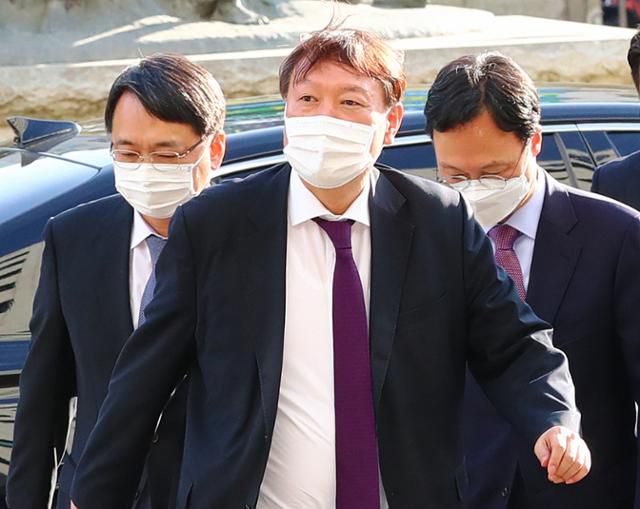 8개월 만에 전국 검찰청 순회 간담회를 재개한 윤석열 검찰총장(가운데)이 지난달 29일 오후 대전 지역 검사들과의 간담회를 위해 대전지방검찰청에 도착해 강남일 대전고검장(왼쪽), 이두봉 대전지검장과 인사를 마친 뒤 이동하고 있다. 연합뉴스