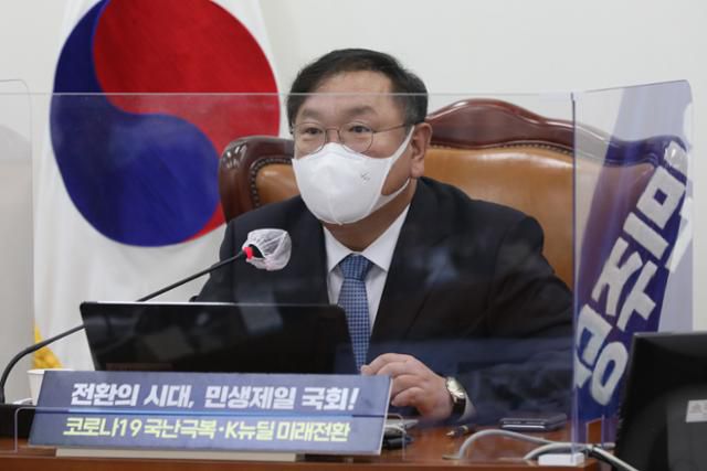 김태년 더불어민주당 원내대표가 24일 국회에서 열린 온택트 의원총회에서 발언하고 있다. 오대근 기자
