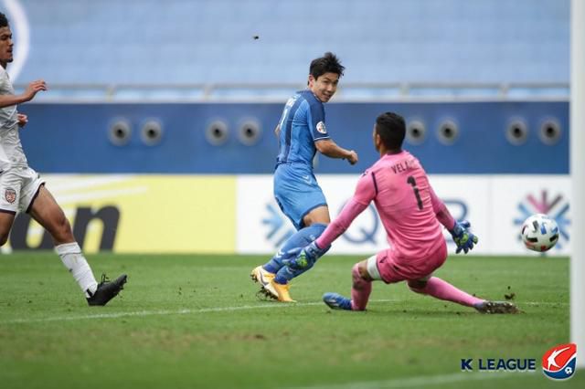 울산 김인성이 27일 카타르 도하의 에듀케이션시티 스타디움에서 열린 ACL 조별리그 F조 4차전 호주 퍼스 글로리와의 경기에서 선제골을 성공시키고 있다. 프로축구연맹 제공